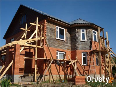 Как обложить кирпичом деревянный дом для повышения надежности и долговечности конструкции.
